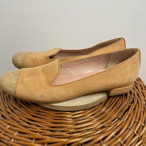 Stuart Weitzman Lingo Slip On Loafer 7.5 Beige Nubuck Nailhead Cap Toe Shoe Tan - Picture 3 of 8